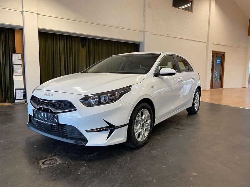 Cararraweiß Neu 2025 Kia Ceed Vision Kleinwagen | 23.990 € (Fairer Preis) - Bild 1/4
