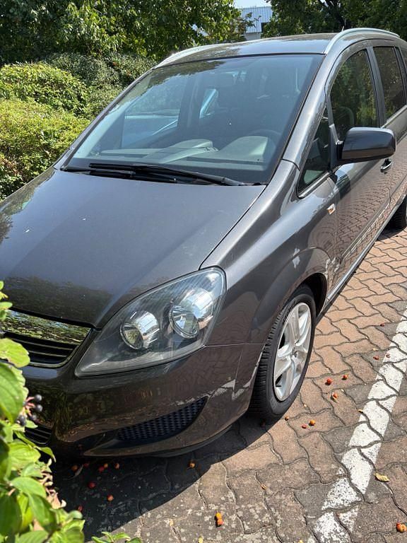 Grau Gebraucht 2011 Opel Zafira Design Edition Van / Kleinbus | 5.555 € (Fairer Preis) - Bild 1/4