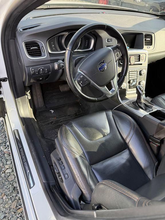 Gebraucht Volvo V60 CC Summum 190 PS (139 kW) 2015 Weiß Kombi