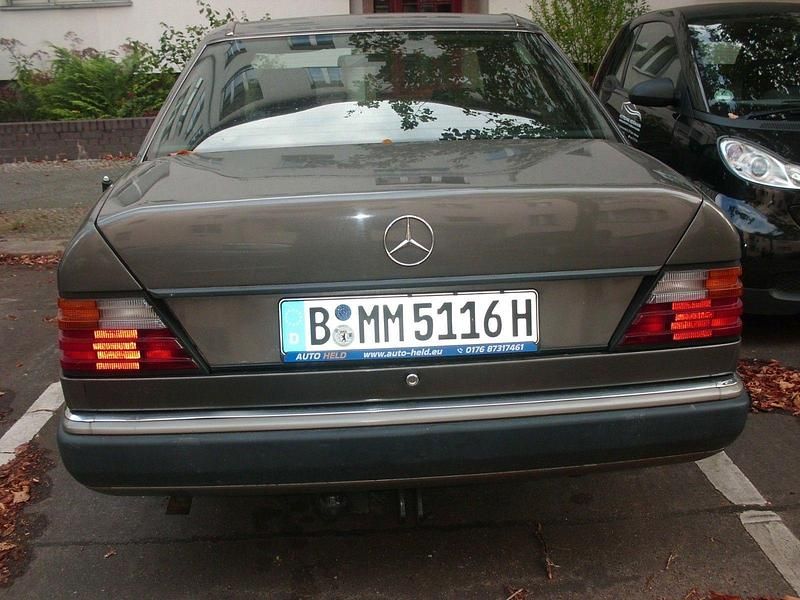 Gebraucht Mercedes E200 118 PS (86 kW) 1992 Grau Limousine