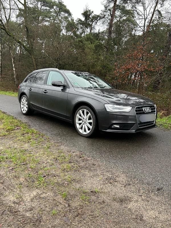 Grau Gebraucht 2015 Audi A4 Kombi | 11.900 € (Guter Preis) - Bild 1/4