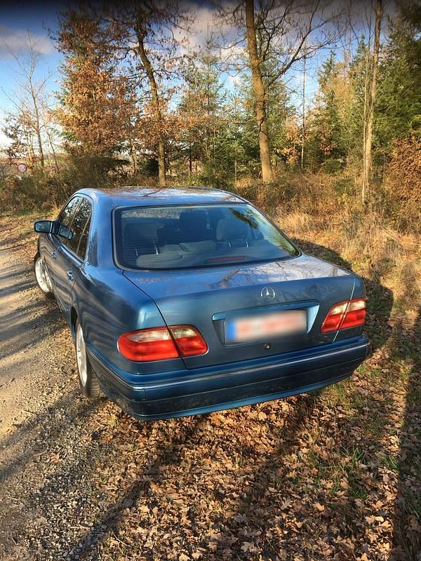 Gebraucht Mercedes E200 Elegance 136 PS (100 kW) 1999 Blau Limousine