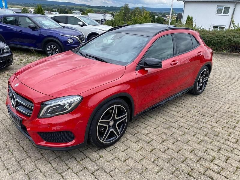 Rot Gebraucht 2014 Mercedes GLA250 Sport SUV | 18.500 € (Fairer Preis) - Bild 1/4