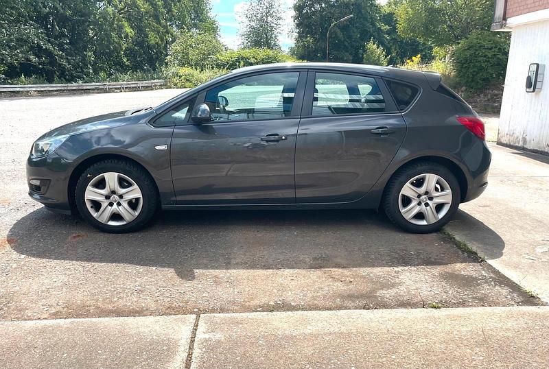 Gebraucht Opel Astra 110 PS (80 kW) 2014 Grau Limousine