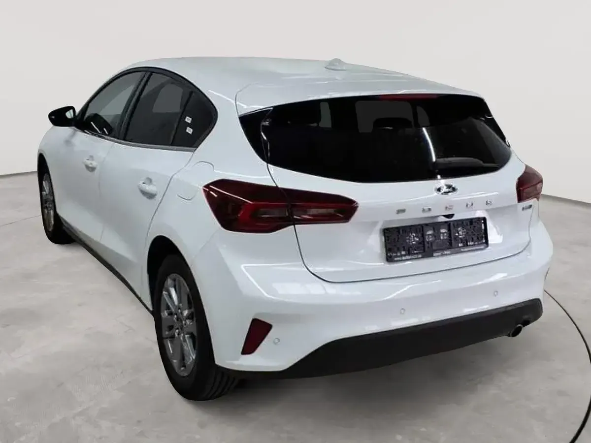 Gebraucht Ford Focus Titanium 125 PS (91 kW) 2023 Weiß Limousine