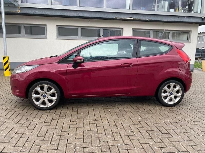 Gebraucht Ford Fiesta Trend 82 PS (60 kW) 2011 Rot Kleinwagen