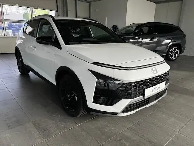 Neu Hyundai Bayon Blackline 90 PS (66 kW) 2026 Atlas white SUV