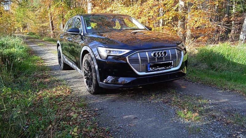 Gebraucht Audi e-tron Premium 230 kW (313 PS) 2021 Schwarz SUV