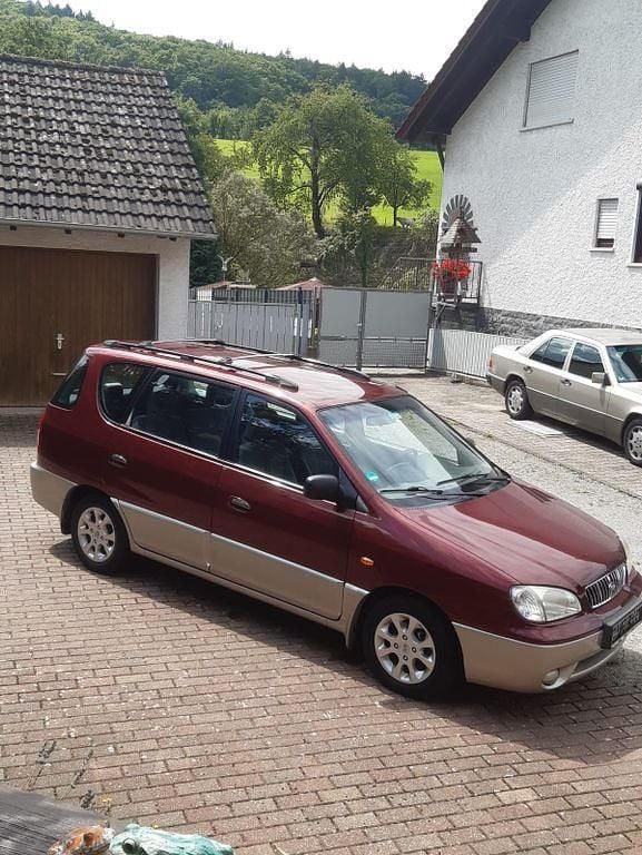 Rot Gebraucht 2001 Kia Carens Van / Kleinbus | 2.499 € - Bild 1/4
