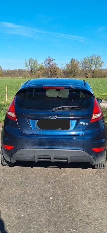 Gebraucht Ford Fiesta Ambiente 92 PS (67 kW) 2010 Blau Kleinwagen