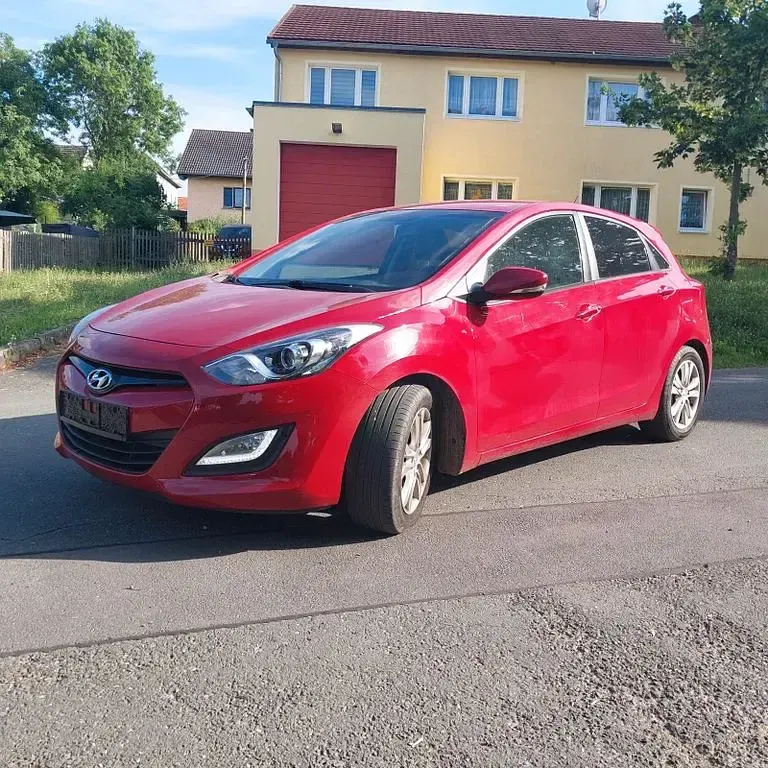 Gebraucht Hyundai i30 Classic 99 PS (72 kW) 2012 Rot Limousine