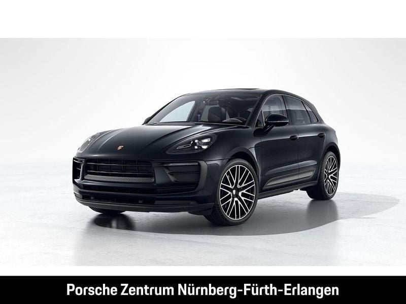 Tiefschwarzmetallic Gebraucht 2022 Porsche Macan SUV | 63.990 € (Fairer Preis) - Bild 1/4