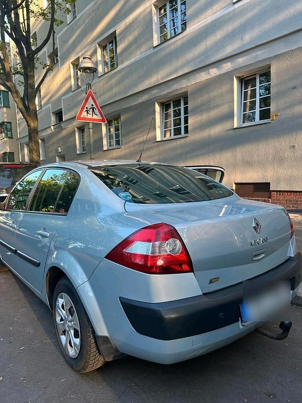 Silber Gebraucht 2004 Renault Mégane II Limousine | 2.300 € (Fairer Preis) - Bild 1/4