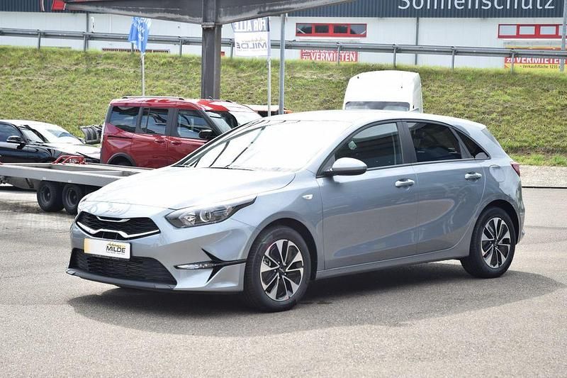 Lunar silber Neu 2025 Kia Ceed Limousine | 21.590 € (Guter Preis) - Bild 1/4