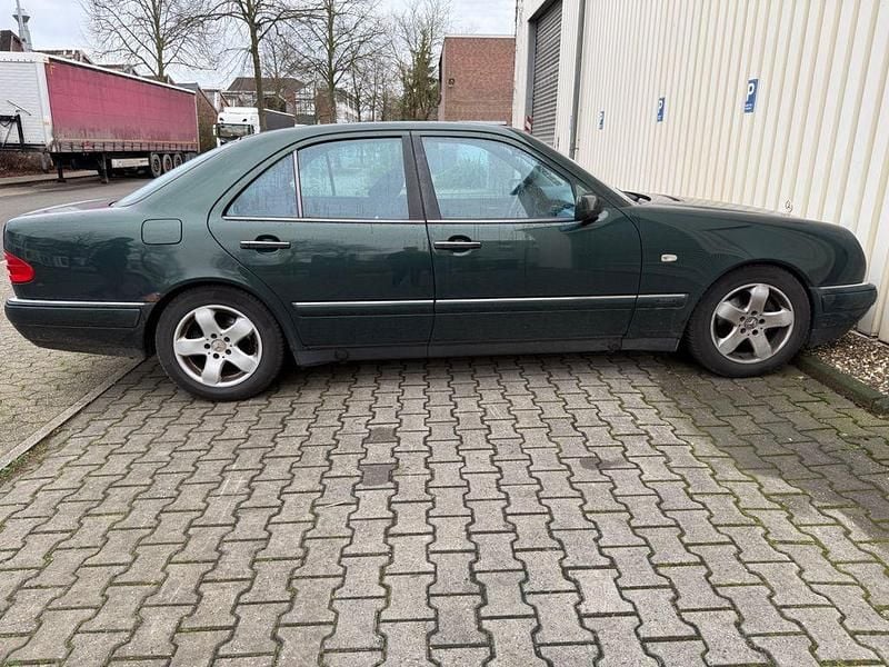 Gebraucht Mercedes E240 Avantgarde 170 PS (125 kW) 1998 Grün Limousine