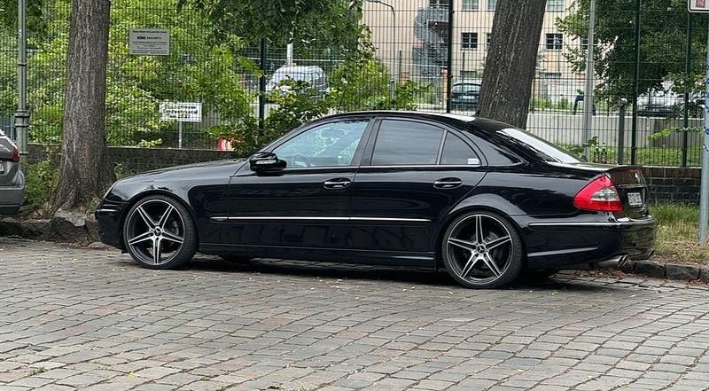 Schwarz Gebraucht 2009 Mercedes E280 Avantgarde Limousine | 12.900 € - Bild 1/4