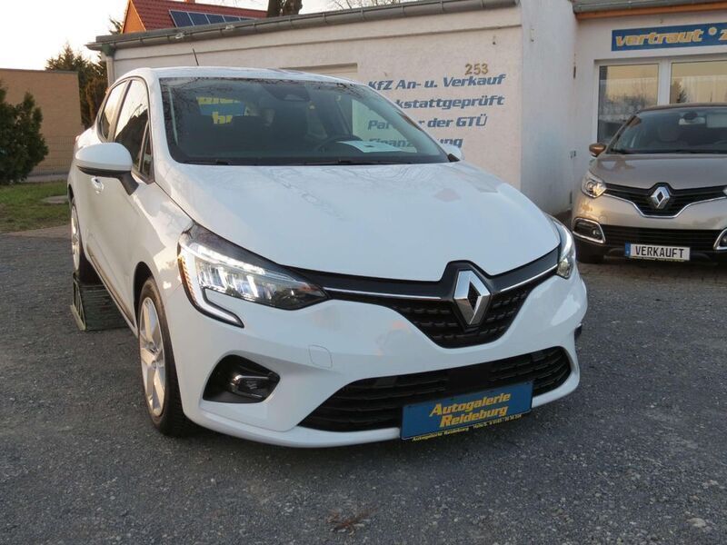 Weiß Gebraucht 2022 Renault Clio V Business Kleinwagen | 14.740 € (Guter Preis) - Bild 1/4
