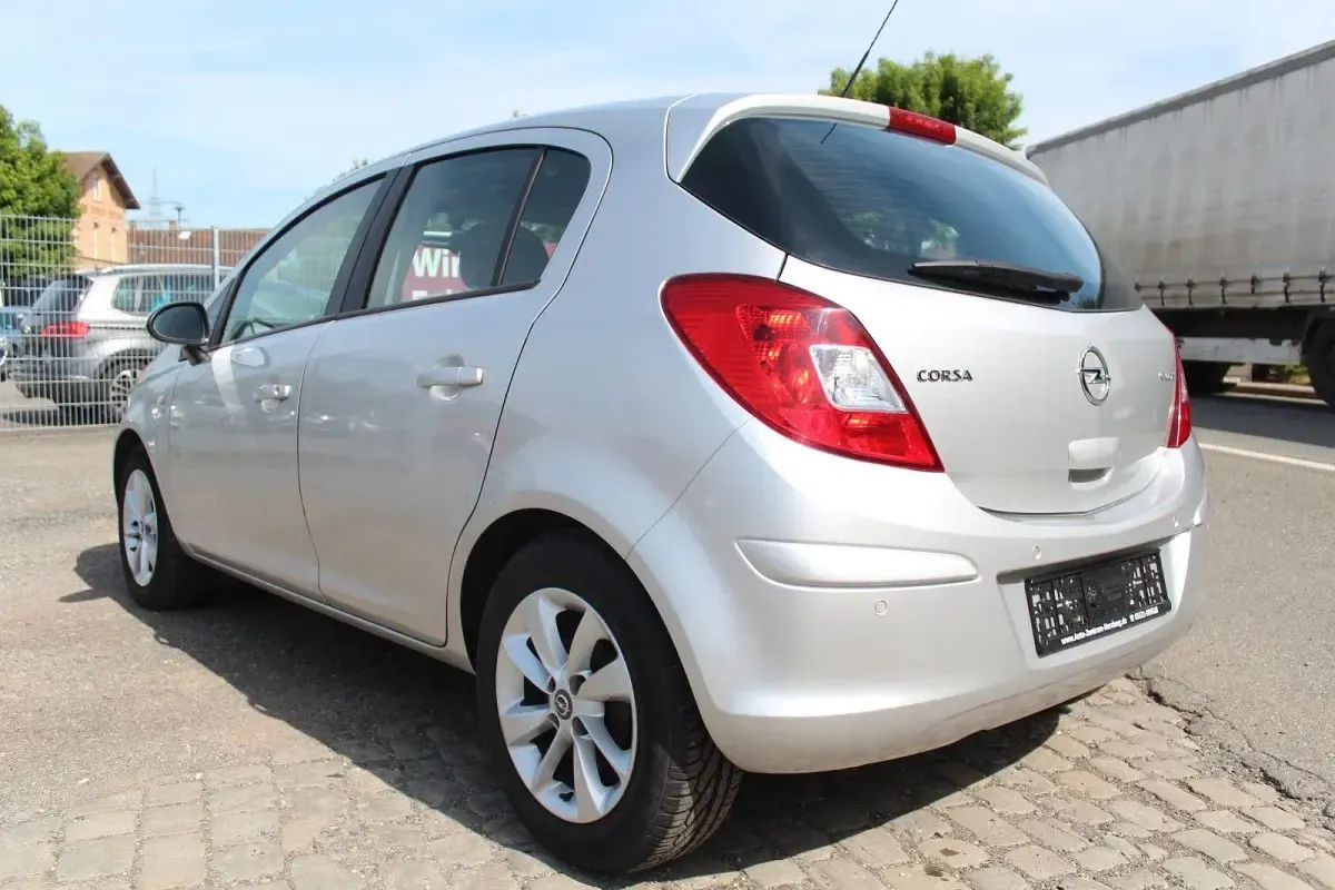 Gebraucht Opel Corsa Energy 69 PS (50 kW) 2014 Silber Kleinwagen