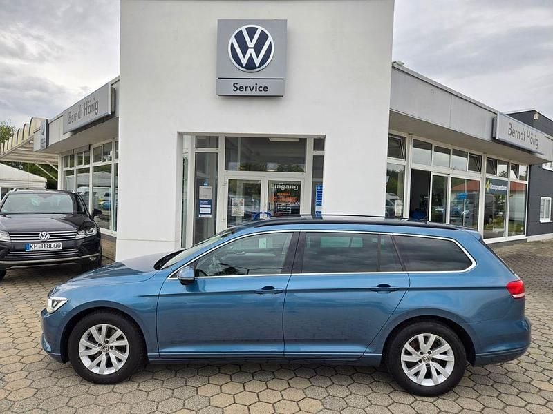 Blau Gebraucht 2018 VW Passat Comfortline Kombi | 15.990 € (Superpreis) - Bild 1/4
