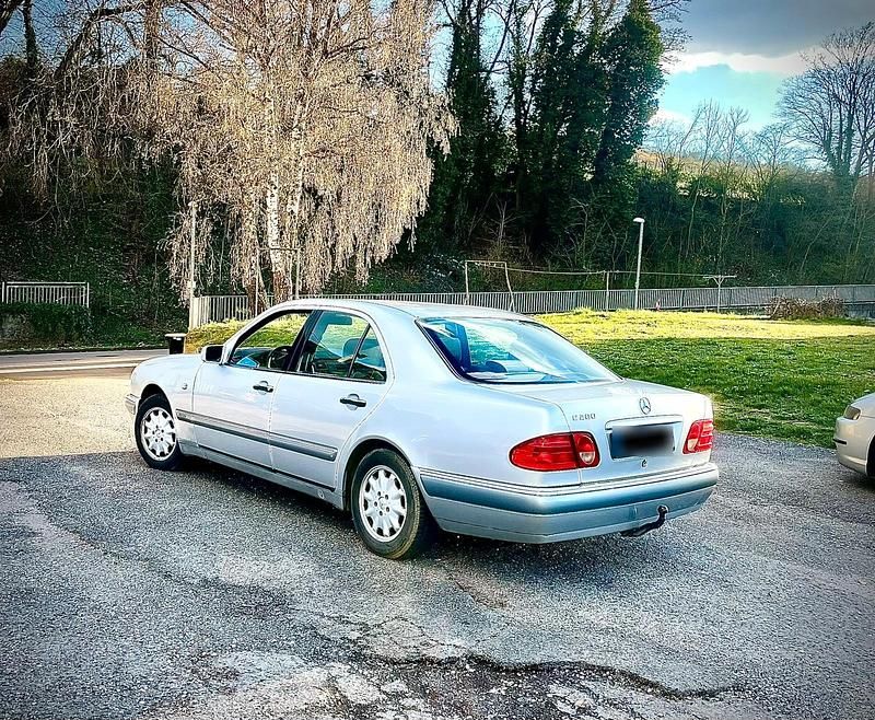 Gebraucht Mercedes E200 136 PS (100 kW) 1999 Silber Limousine