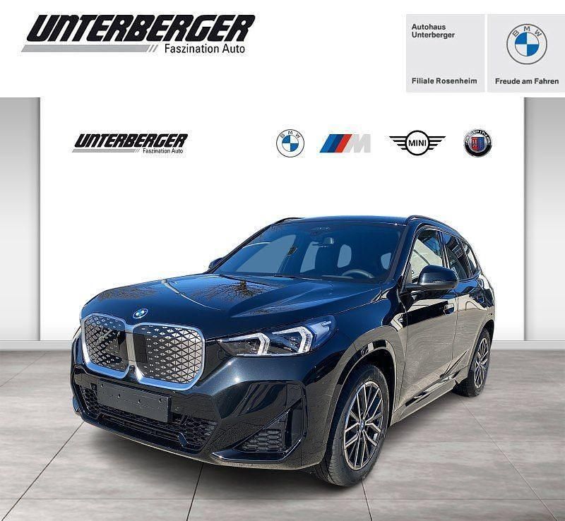 Black sapphire Neu 2025 BMW iX1 Luxury Line SUV | 57.010 € (Fairer Preis) - Bild 1/4