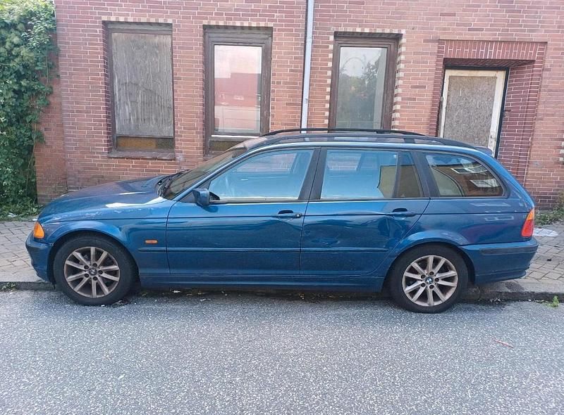 Blau Gebraucht 2001 BMW 320 Kombi | 850 € - Bild 1/4