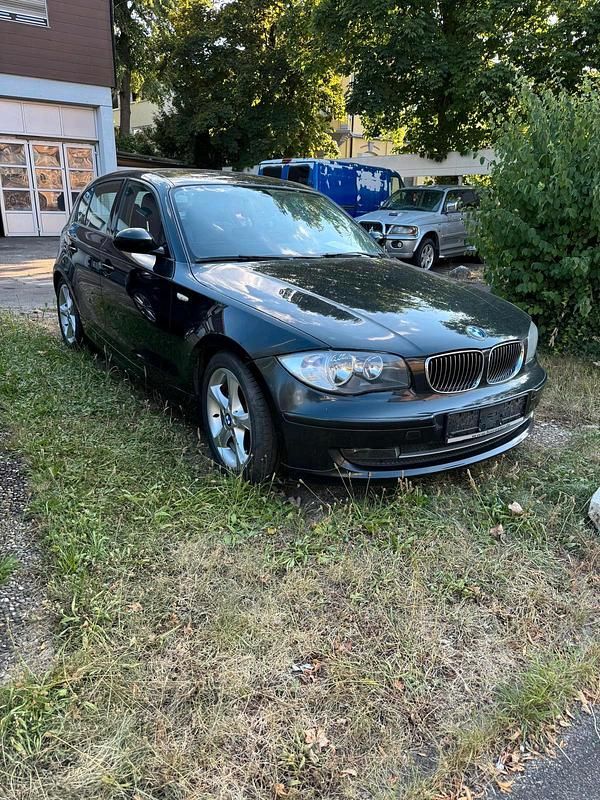 Schwarz Gebraucht 2010 BMW 130 Kleinwagen | 11.900 € - Bild 1/4