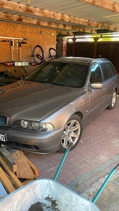 Grau Gebraucht 2002 BMW 520 Kombi | 2.400 € (Fairer Preis) - Bild 1/4