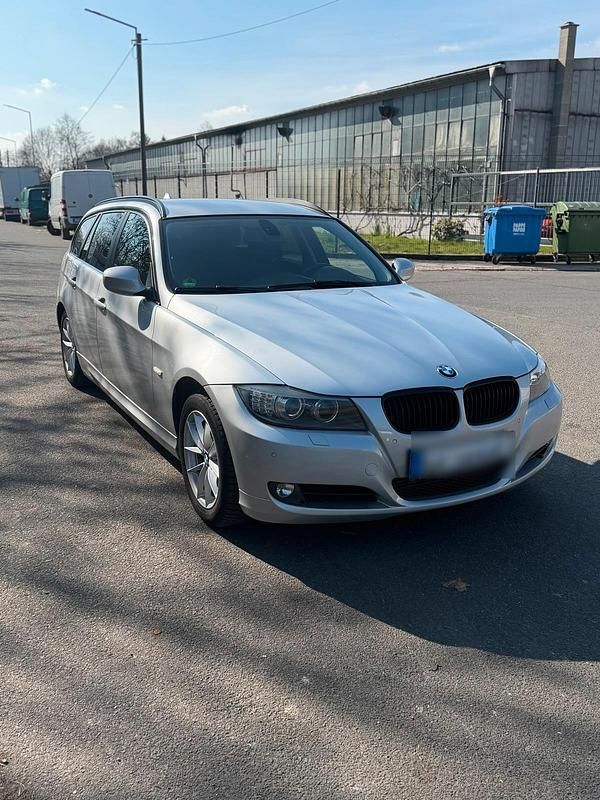 Gebraucht BMW 320 184 PS (135 kW) 2010 Silber Kombi