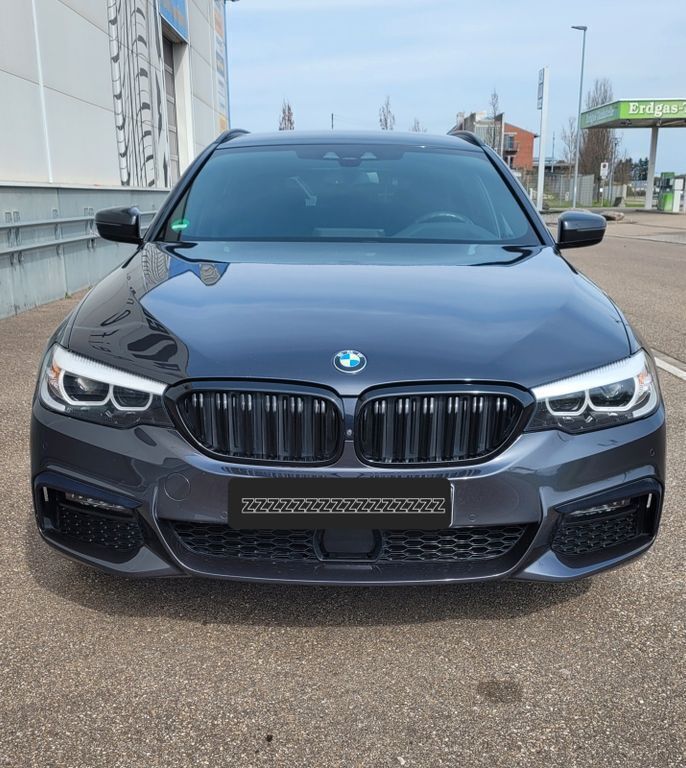 Grau Gebraucht 2019 BMW 520 M Sport Kombi | 30.500 € (Teuer) - Bild 1/4