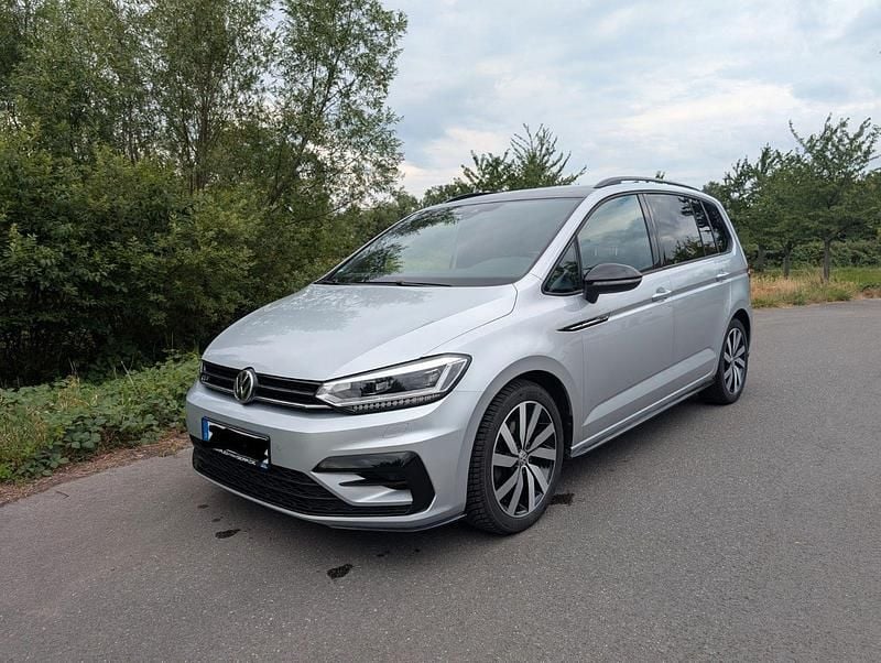 Silber Gebraucht 2020 VW Touran Highline Van / Kleinbus | 24.800 € (Fairer Preis) - Bild 1/4