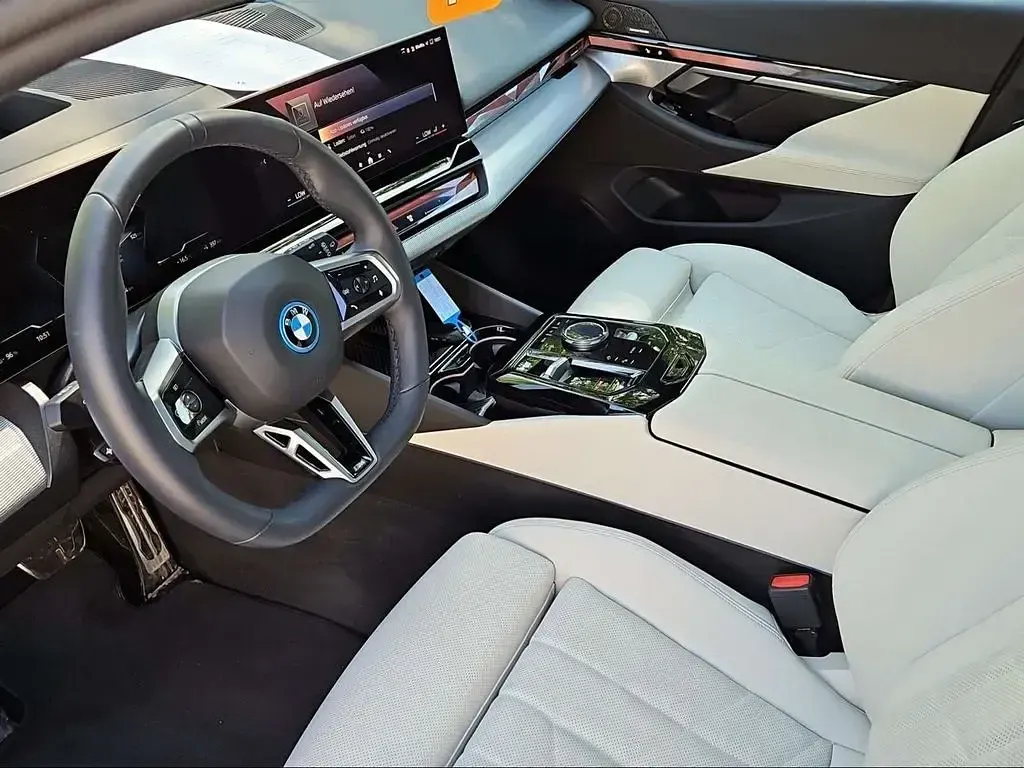 Gebraucht BMW i5 M Sport 250 kW (340 PS) 2025 Grau Kombi