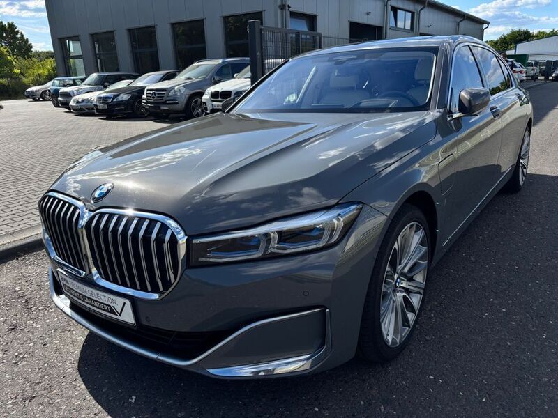 Grau Gebraucht 2020 BMW 745e Executive Limousine | 46.500 € (Fairer Preis) - Bild 1/2