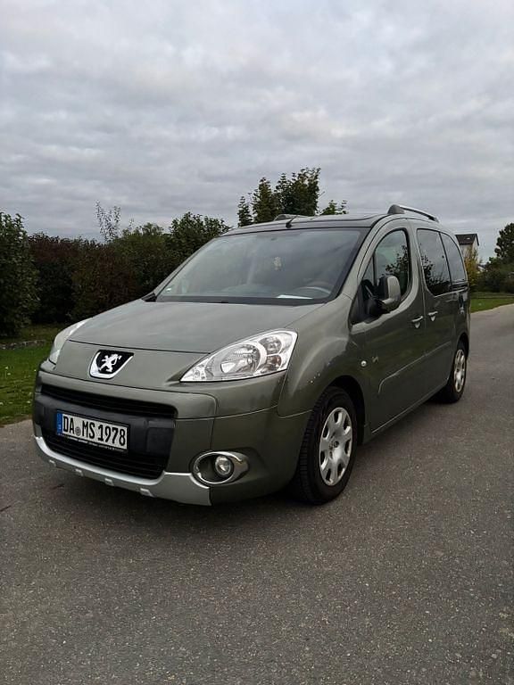 Grün Gebraucht 2011 Peugeot Partner Tepee Van / Kleinbus | 2.900 € (Fairer Preis) - Bild 1/4