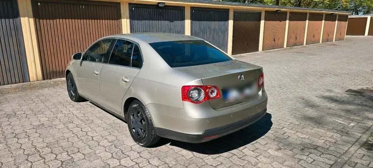 Używany VW Jetta Comfortline 102 KM (75 kW) 2005 Złoty Sedan/Limuzyna