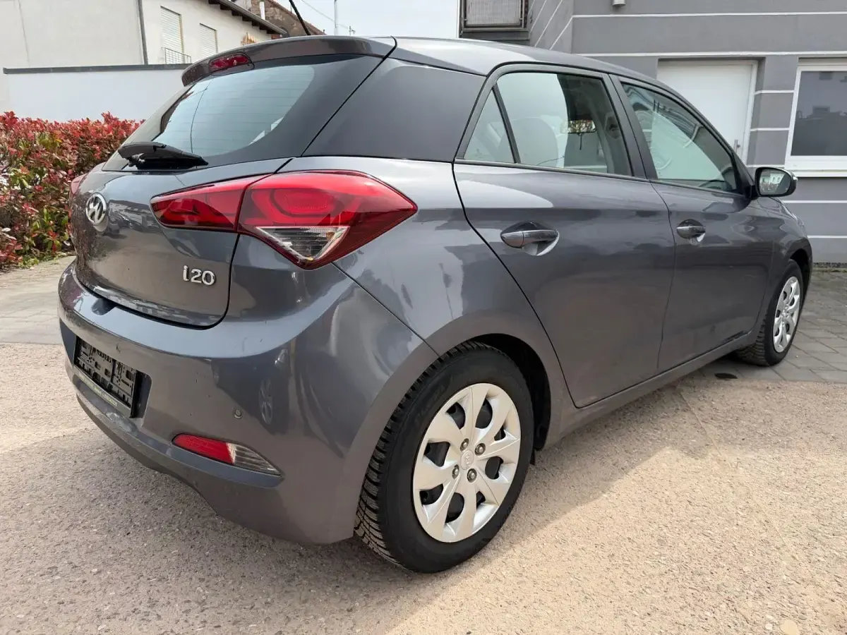 Używany Hyundai i20 101 KM (74 kW) 2017 Szary Sedan/Limuzyna