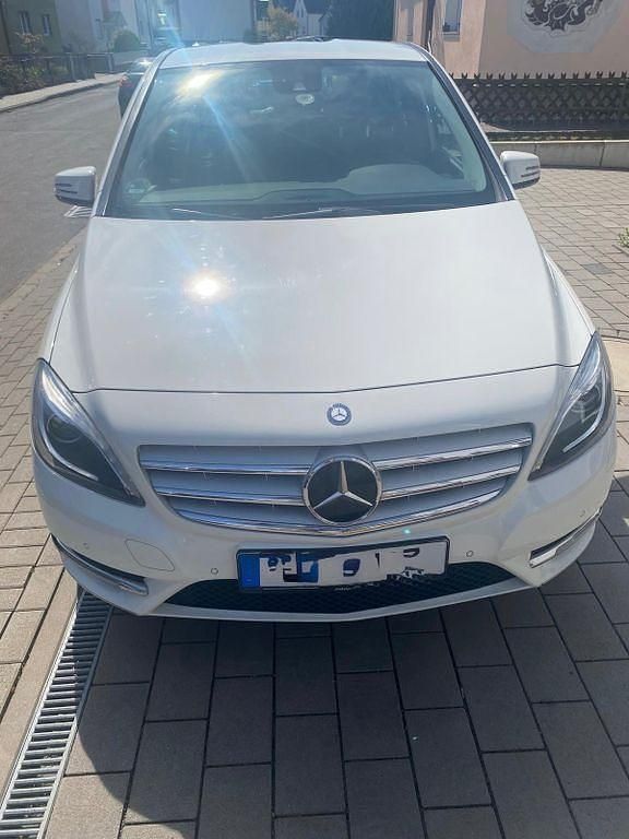 Gebraucht Mercedes B200 136 PS (100 kW) 2012 Weiß Kleinwagen