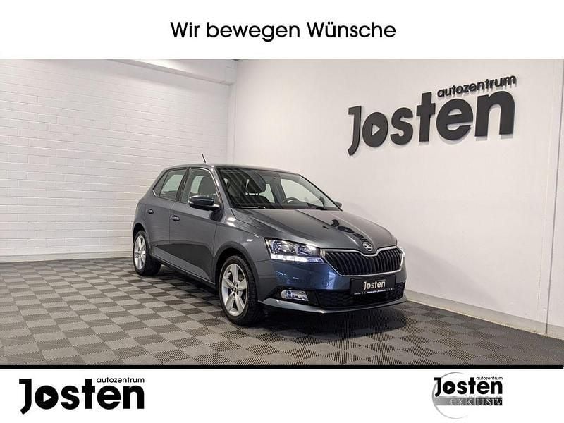Grau (quarzgrau metallic) Gebraucht 2018 Skoda Fabia Cool Plus Limousine | 9.880 € (Fairer Preis) - Bild 1/4