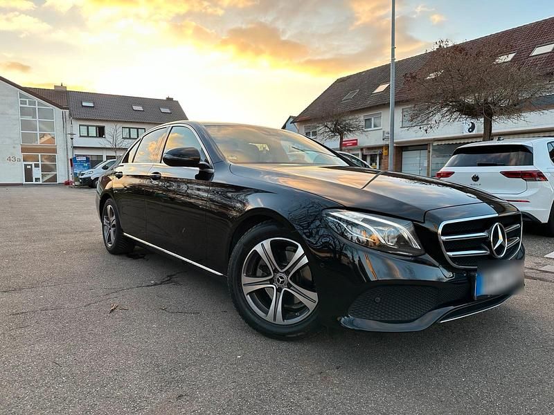 Schwarz Gebraucht 2019 Mercedes E220 Limousine | 27.999 € (Fairer Preis) - Bild 1/4