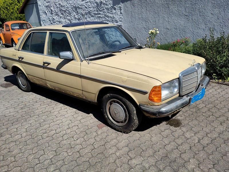 Gebraucht Mercedes 200 54 PS (39 kW) 1979 Gelb Limousine