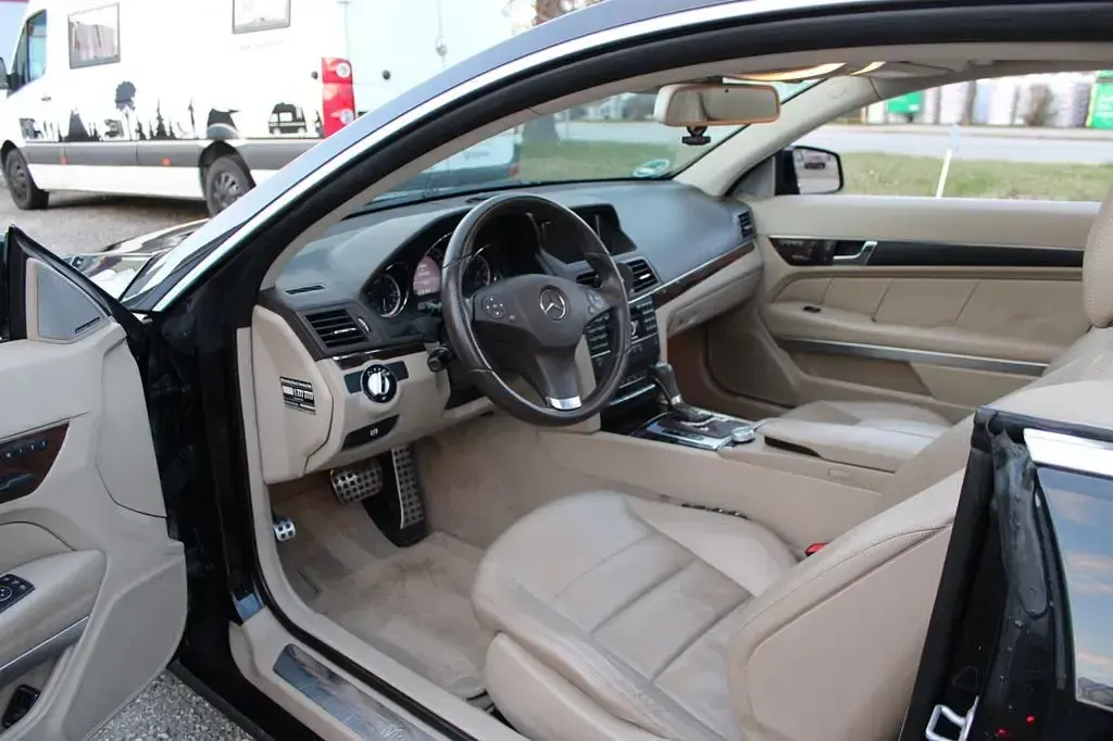 Gebraucht Mercedes E500 Avantgarde 387 PS (284 kW) 2010 Schwarz Coupé