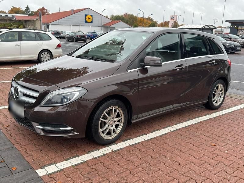 Braun Gebraucht 2015 Mercedes B180 Van / Kleinbus | 9.900 € (Guter Preis) - Bild 1/4