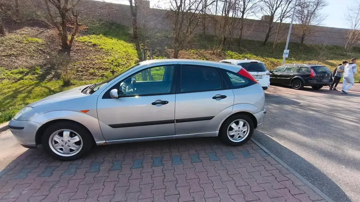 Second-hand Ford Focus 101 CP (74 kW) 2004 Gri Berlinǎ