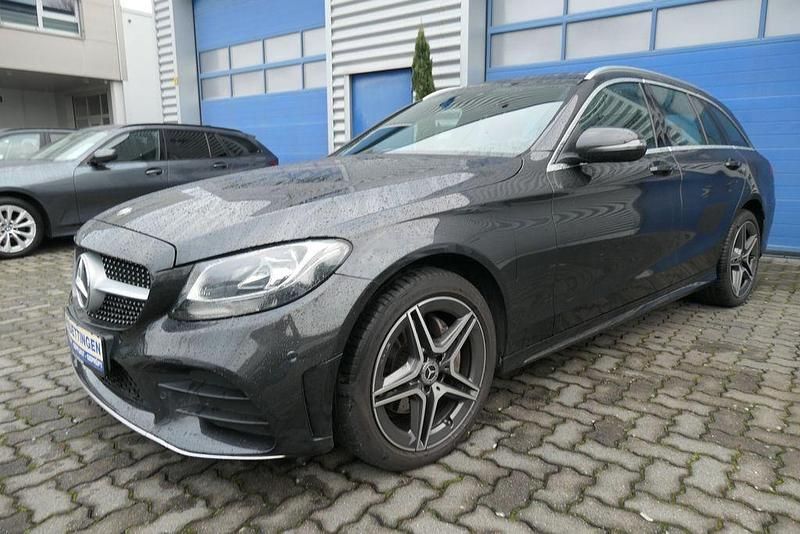Grau Gebraucht 2021 Mercedes C200 AMG line Limousine | 22.950 € (Etwas zu teuer) - Bild 1/4