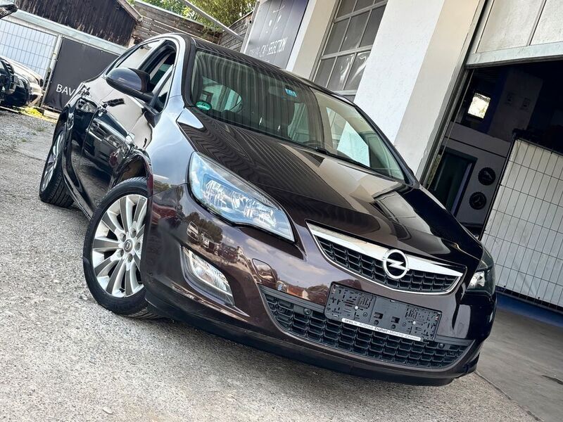 Braun Gebraucht 2012 Opel Astra Limousine | 3.799 € (Fairer Preis) - Bild 1/4