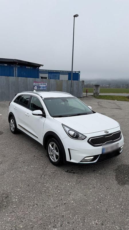 Gebraucht Kia Niro Silver 141 PS (103 kW) 2017 Weiß SUV