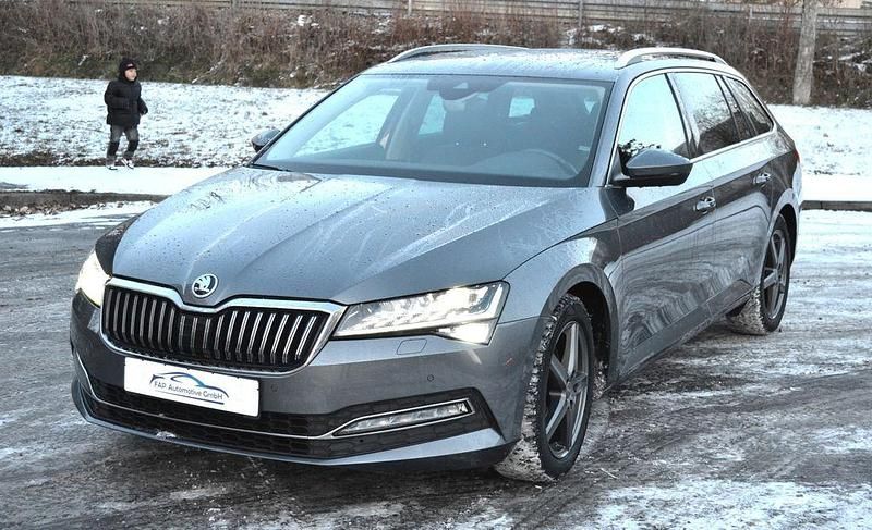 Graphit grau metallic Gebraucht 2022 Skoda Superb Premium Edition Kombi | 25.950 € (Teuer) - Bild 1/4