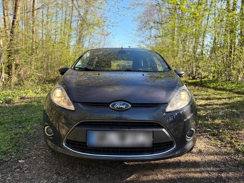 Gebraucht Ford Fiesta 97 PS (71 kW) 2010 Grau Kleinwagen