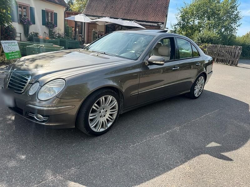 Braun Gebraucht 2006 Mercedes E320 Limousine | 5.500 € (Etwas zu teuer) - Bild 1/4