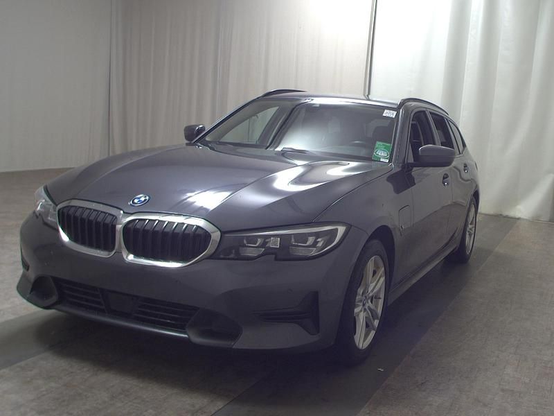 Gebraucht BMW 330e Sport Line 252 PS (185 kW) 2021 Grau Kombi